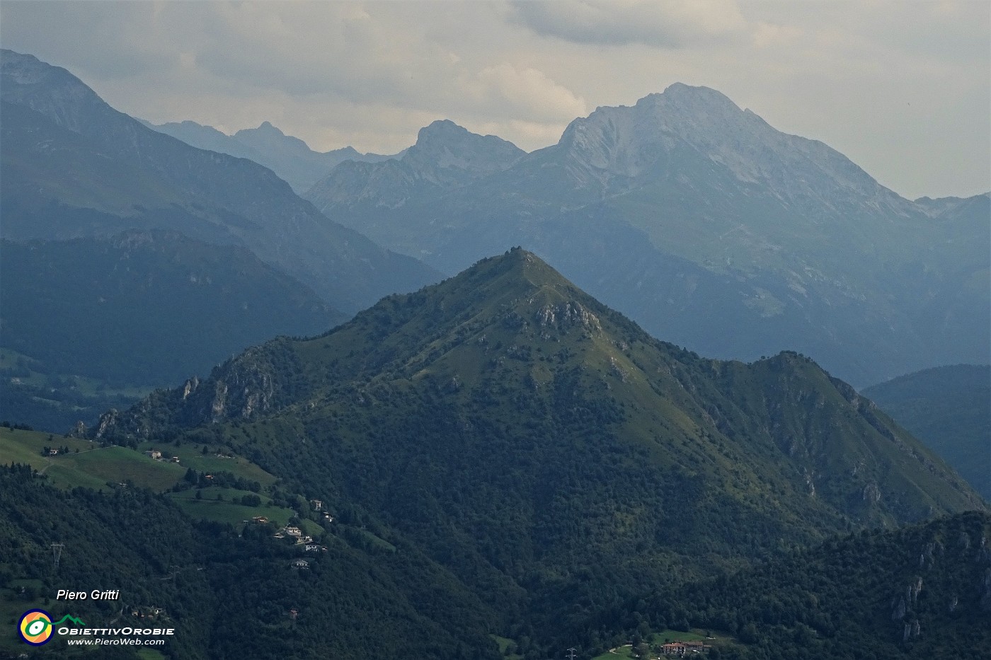 82 Monte Gioco in primo piano, Arera e Corna Piana in secondo.JPG